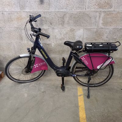 un vélo garé contre un mur