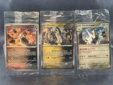 un tas de cartes pokemon posées sur une table
