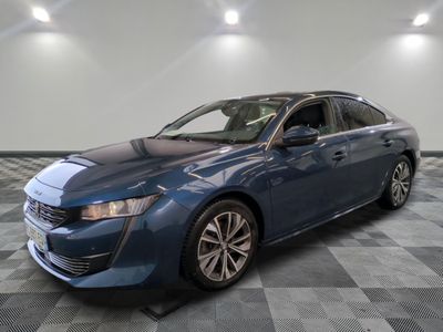 une voiture bleue est garée sur le sol à carreaux d'un garage