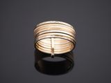 gros plan d'une bague en or sur une surface noire