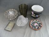 un grand nombre d'objets en verre posés sur une table
