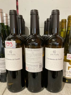 plusieurs bouteilles de vin sont alignées sur un comptoir