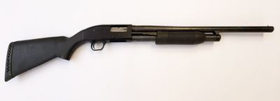 gros plan d'un fusil sur une surface blanche