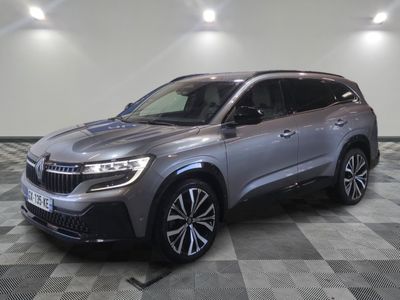 un SUV gris garé sur un sol à damier dans un garage