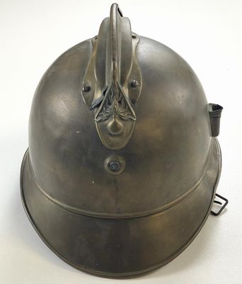 un casque métallique orné d'un oiseau sur un fond blanc