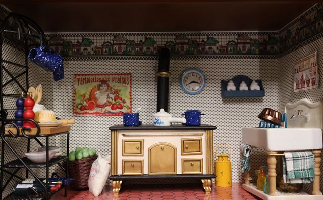 Diorama. Composition miniature, dans une vitrine en bois, vitre e...