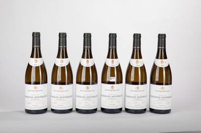 six bouteilles de vin sont alignées sur une table