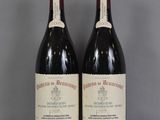 deux bouteilles de vin rouge posées sur une table