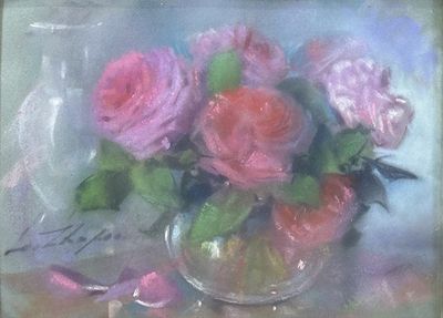 un tableau représentant des roses roses dans un vase en verre posé sur une table