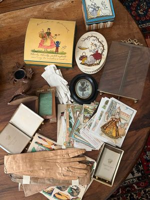 une table en bois sur laquelle sont posés tout un tas d'objets