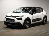 La Citroën blanche est garée dans le garage d'un immeuble