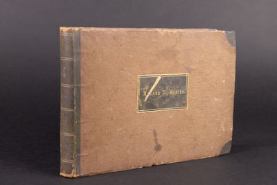 un vieux livre posé sur une table, sur fond noir
