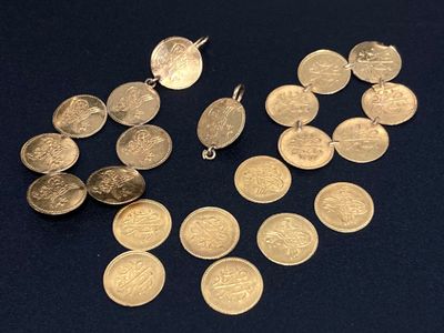 quelques pièces d'or sont posées sur une surface noire