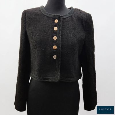une image d'une veste de femme sur un mannequin