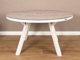 une photo d'une table blanche avec un plateau en bois posée sur un parquet en bois massif