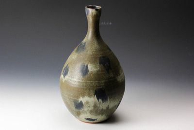 un petit vase posé sur une table