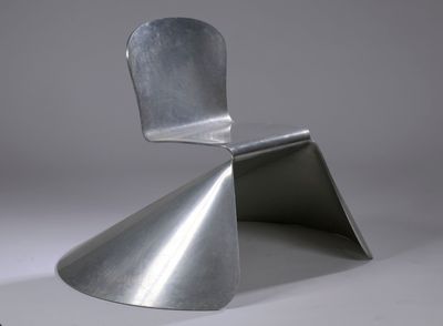 une image représentant une chaise en métal posée sur une surface blanche