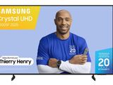 le téléviseur Samsung Crystal UHD avec un homme en chemise bleue