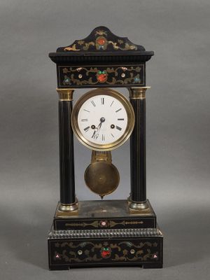 une horloge noire et or posée sur une table