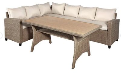 un canapé et une table avec des coussins dessus