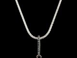 un pendentif en perles blanches et diamants sur une chaîne en argent