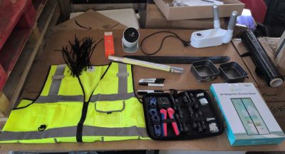 une table sur laquelle se trouvent de nombreux objets