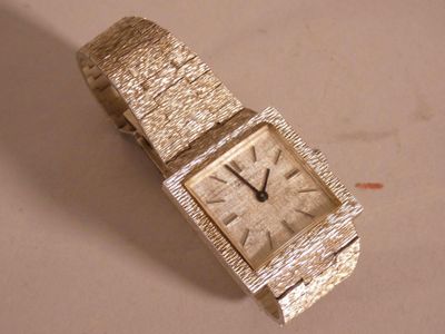 une montre posée sur une table