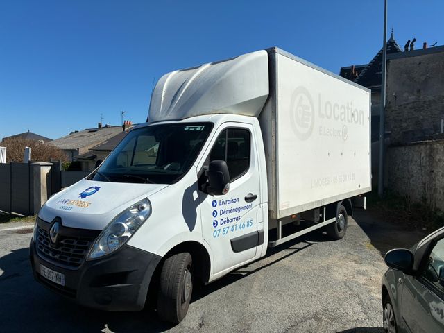 Véhicule utilitaire RENAULT Master immatriculé FE-997-KH, 1ère mi...