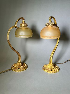 paire de lampes de table anciennes en laiton avec des abat-jours en verre opalisé