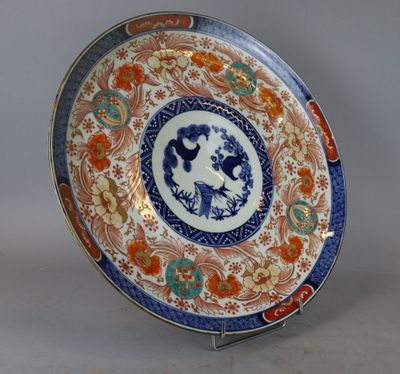 JAPON, PÉRIODE MEIJI Grand plat en porcelaine d'Imari Diam.
