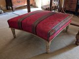 un pouf rouge posé à même le sol dans un salon