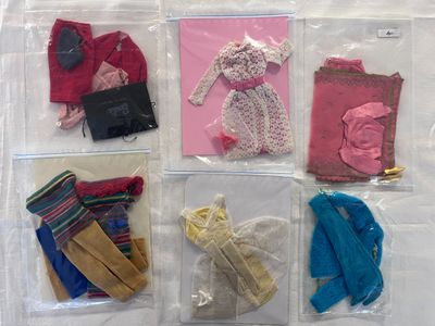 MATTEL – Lot de vêtements dans 6 pochettes dont Busy (carton à dessins - Photo 1