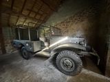deux vieux véhicules militaires garés dans un garage