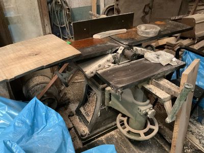une machine placée au milieu d'une pièce