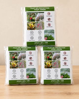 trois sacs d'engrais pour fruits et légumes posés sur une table