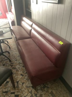 un canapé et un fauteuil dans une pièce où se trouvent une table et des chaises