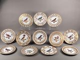 douze assiettes en porcelaine ornées d'oiseaux et de fleurs