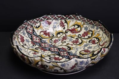 un bol orné d'un motif floral, posé sur une table
