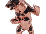 une photo d'une statue d'ours en cuivre