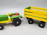 camion jouet en bois jaune et vert avec une remorque verte