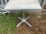 une petite table posée à même le sol