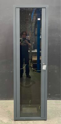 un homme se prenant en photo dans un miroir