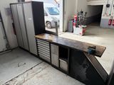 l'image d'un garage contenant de nombreux outils