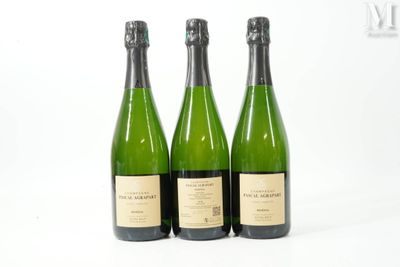 trois bouteilles de vin posées les unes à côté des autres sur une surface blanche