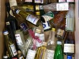 une caisse remplie de bouteilles d'alcool et de bouteilles de vin