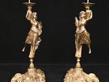 une paire de bougeoirs anciens en laiton ornés de figures