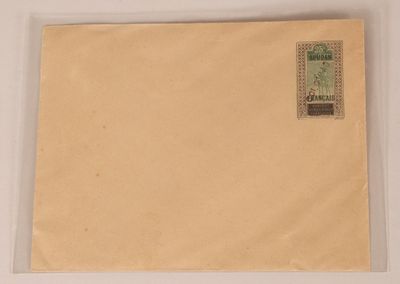 une feuille de papier sur laquelle est apposé un timbre, posée sur une table