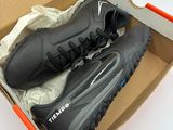 une boîte contenant une paire de baskets noires