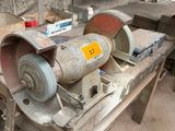 une machine posée sur une table