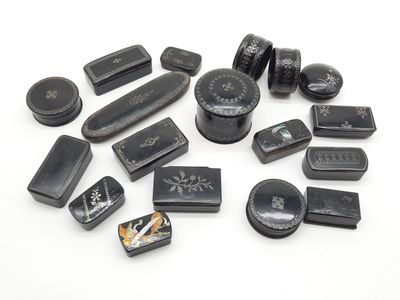beaucoup d'objets noirs posés sur une surface blanche